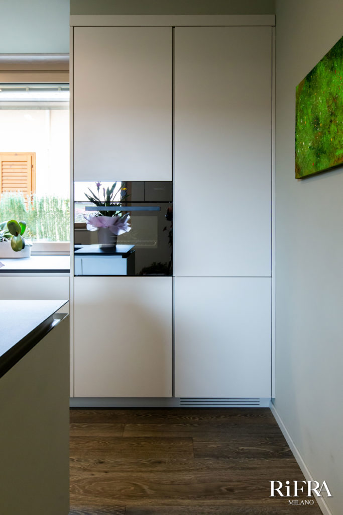 Immagine della parete con due colonne dedicate rispettivamente al frigorifero, congelatore e forni. RiFRA 
