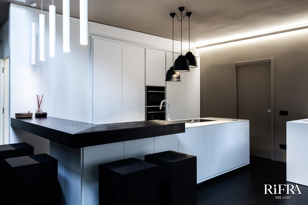 Appartamento di design a Lecco con cucina e bagni RiFRA